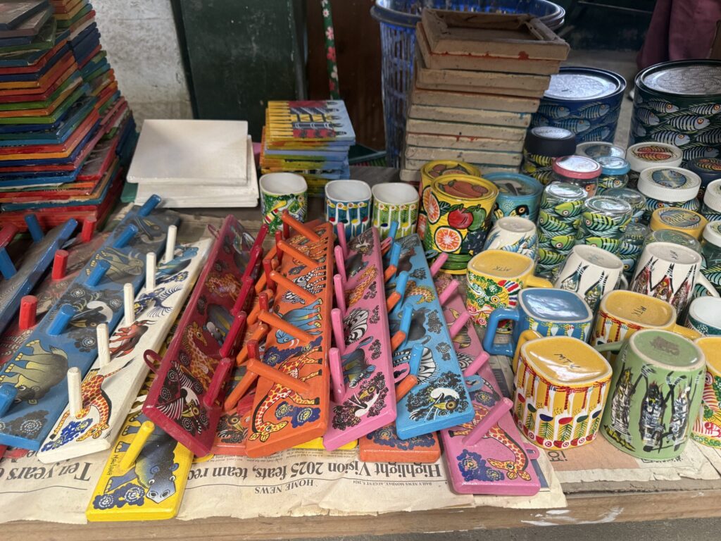 ティンガティンガ村で販売されているグッズ