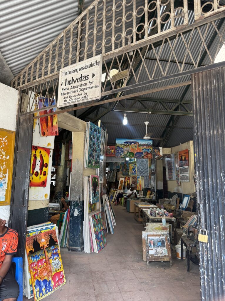 ティンガティンガ工房の入口