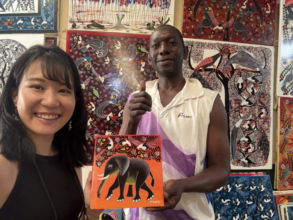 ティンガティンガ村での絵描き体験。講師とともに。