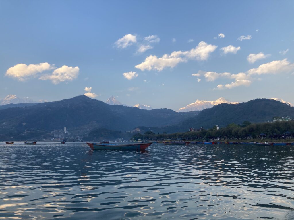 フェワ湖から見るヒマラヤ