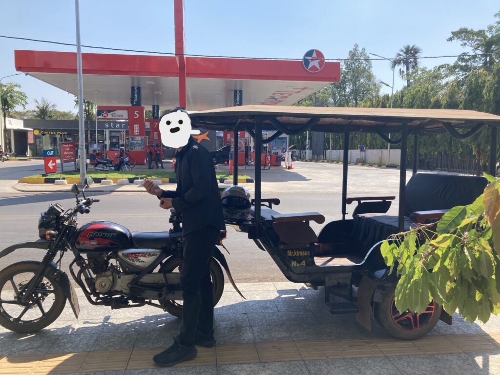 チャーターしたトゥクトゥク