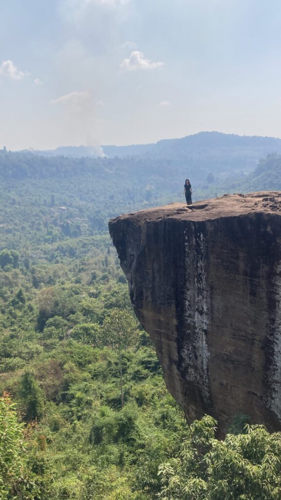 カンボジア プノンクーレンの断崖絶壁