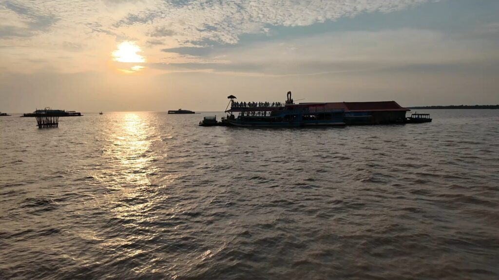 カンボジア、トンレサップ湖のクルーズ