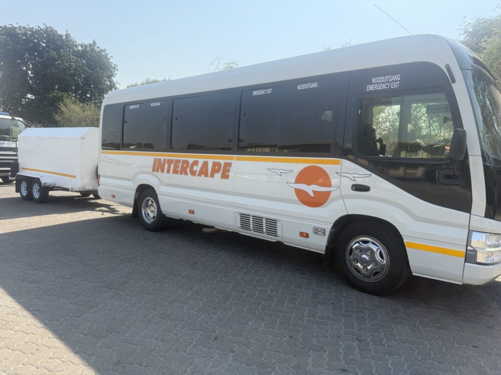 Intercapeバス　ウィントフックからリビングストン　バス乗り換え