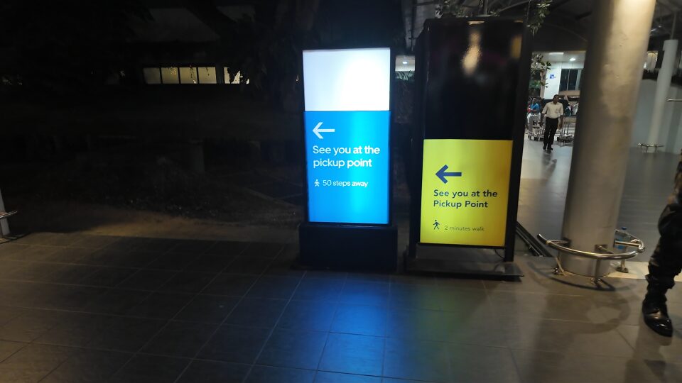 コロンボ空港から市内 配車アプリスタンドの看板