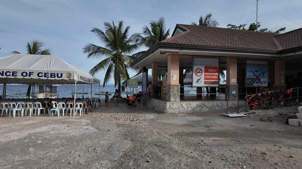 セブ ツアーなしでジンベイザメと泳ぐ　受付建物