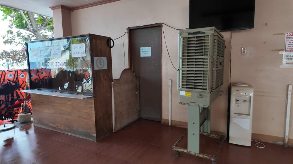 セブ ツアーなしでジンベイザメと泳ぐ方法　支払いブース