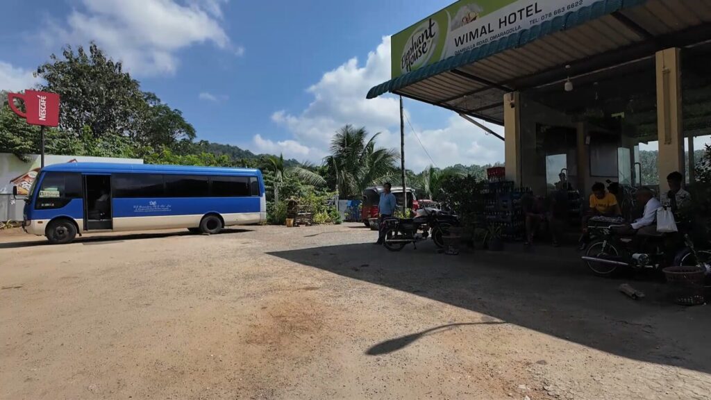 コロンボからダンブッラ バスで移動 休憩所