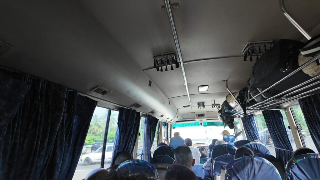 コロンボからダンブッラ バスで移動