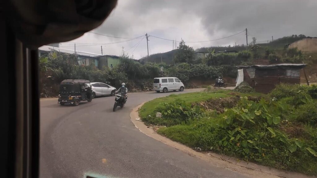 キャンディからヌワラエリヤ バス