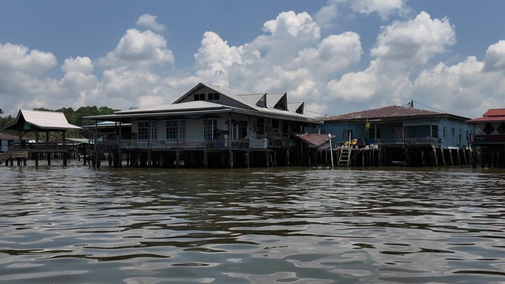 ブルネイ　マングローブツアー　水上村　カンポンアイール