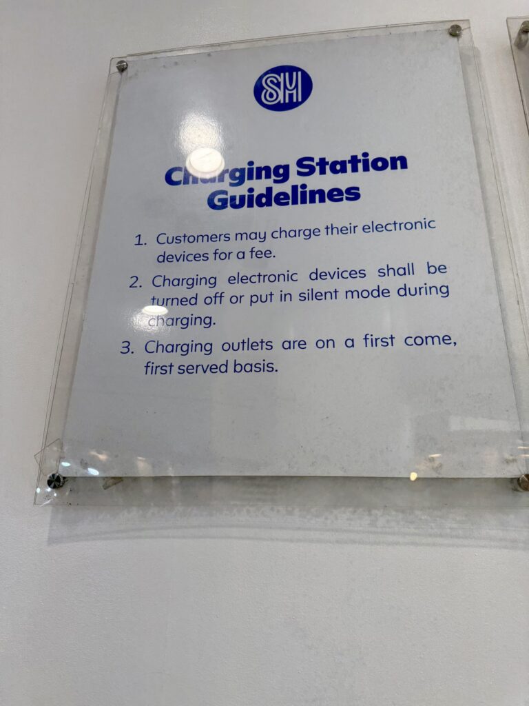 SM City Cebu traveller's lounge　セブ　充電