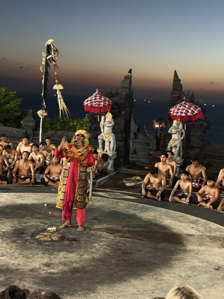 ウルワツ寺院のケチャダンス